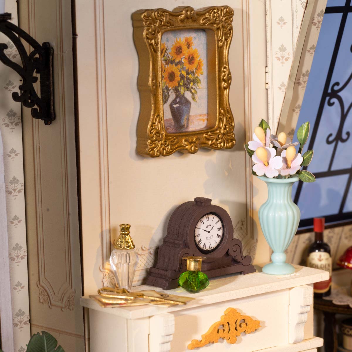 Catherine's Living Room Miniature House Kit official detail view 5