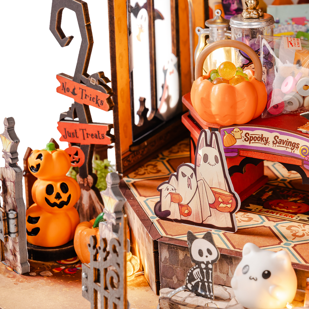Haunted Candy House Miniature Kit official detail view 4