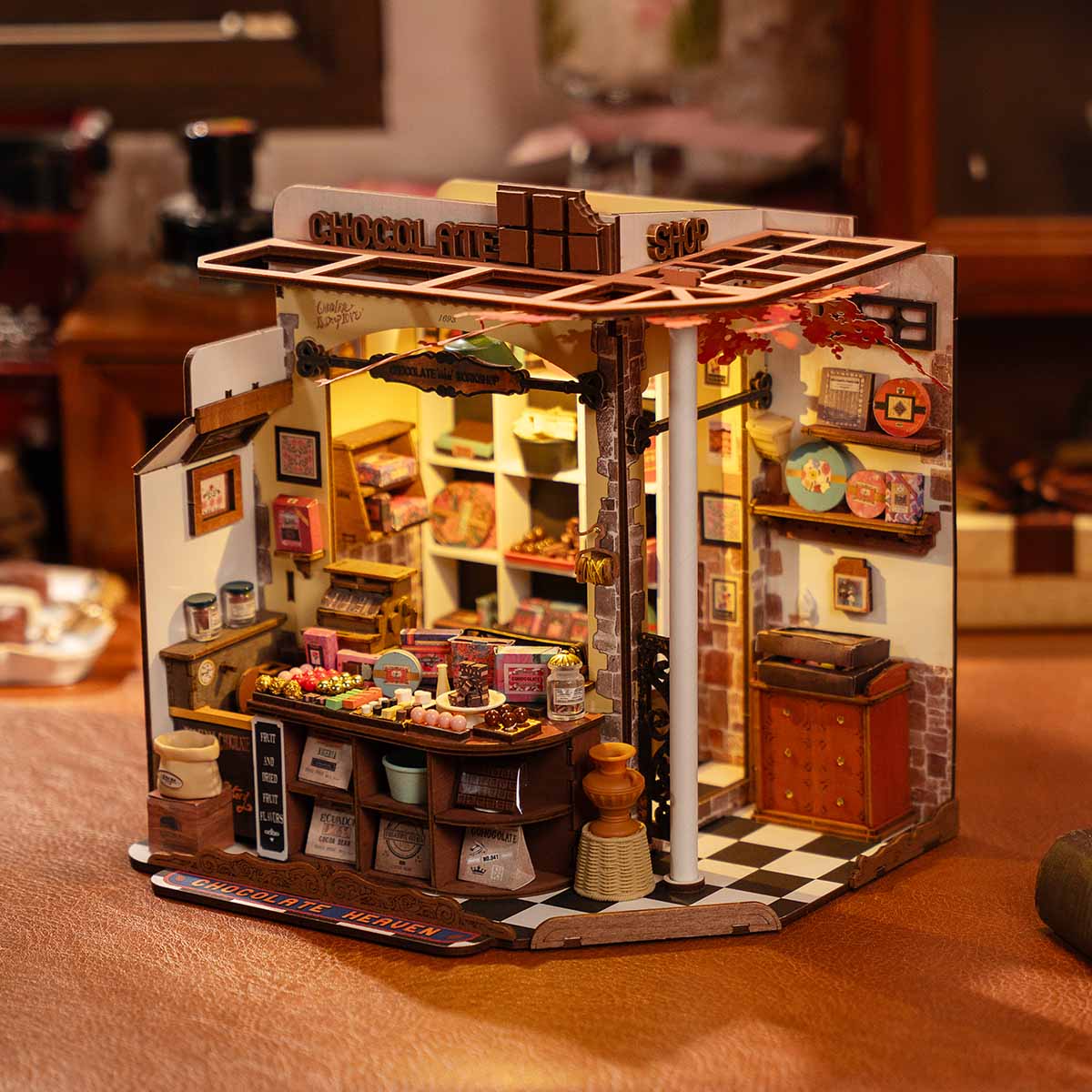 Henry's Chocolate Miniature House Kit official detail view 4