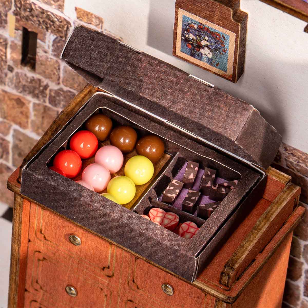 Henry's Chocolate Miniature House Kit official detail view 6